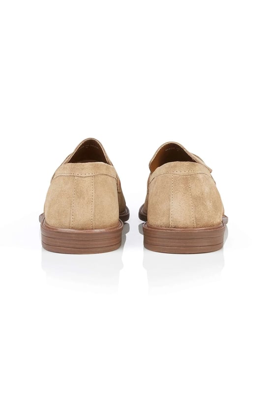 Silver Street London CHARLESTON Mens Loafers Beige

 Upper Material: Suede

Lining Material: Textile

Sole Material: Rubber

Closure/Fastening: Slip-On

Features: Comfort

Toe Shape: Chisel/Almond

Shoe Width: Regular

Item Weight: 1.2 KG

Heel Height: Low (2.5-4.9cm)

Shoe Style: Loafer

Gift Boxed: No
Product Code: Q347SN