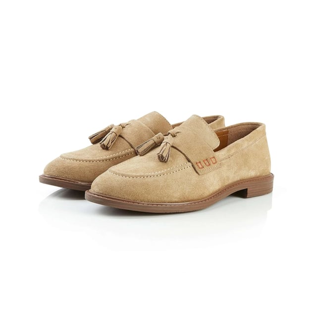Silver Street London CHARLESTON Mens Loafers Beige

 Upper Material: Suede

Lining Material: Textile

Sole Material: Rubber

Closure/Fastening: Slip-On

Features: Comfort

Toe Shape: Chisel/Almond

Shoe Width: Regular

Item Weight: 1.2 KG

Heel Height: Low (2.5-4.9cm)

Shoe Style: Loafer

Gift Boxed: No
Product Code: Q347SN