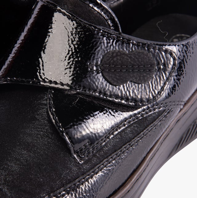 Rieker 487C0-00 Womens Shoes Black

 Upper Material: Faux Leather

Lining Material: Textile

Sole Material: Rubber

Closure/Fastening: Touch Fasten

Features: Comfort

Heel Type: Wedge

Toe Shape: Round

Shoe Width: Regular

Item Weight: 0.563 KG

Heel Height: Low (2.5-4.9cm)

Shoe Style: Casual

Gift Boxed: No
Product Code: 487C0-00