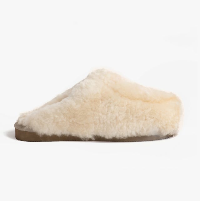 Shepherd Shepherd JENNY Womens Sheepskin Mules Creme

 Upper Material: Sheepskin

Lining Material: Sheepskin

Sole Material: EVA

Closure/Fastening: Slip-On

Features: Warm Lining

Toe Shape: Round

Shoe Width: Regular

Item Weight: 0.8 KG

Heel Height: Flat (Under 2.5cm)

Slipper Style: Mule

Gift Boxed: No
Product Code: 1909005
