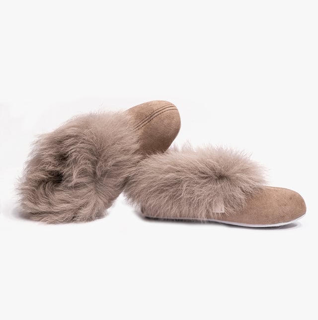 Shepherd Shepherd ANNELIE Womens Sheepskin Full Slippers Stone

 Upper Material: Sheepskin

Lining Material: Sheepskin

Sole Material: Suede

Closure/Fastening: Slip-On

Features: Warm Lining

Toe Shape: Round

Shoe Width: Regular

Item Weight: 0.5 KG

Heel Height: Flat (Under 2.5cm)

Shoe Shaft Height: Low Top

Slipper Style: Full Slipper

Gift Boxed: No
Product Code: 1944025