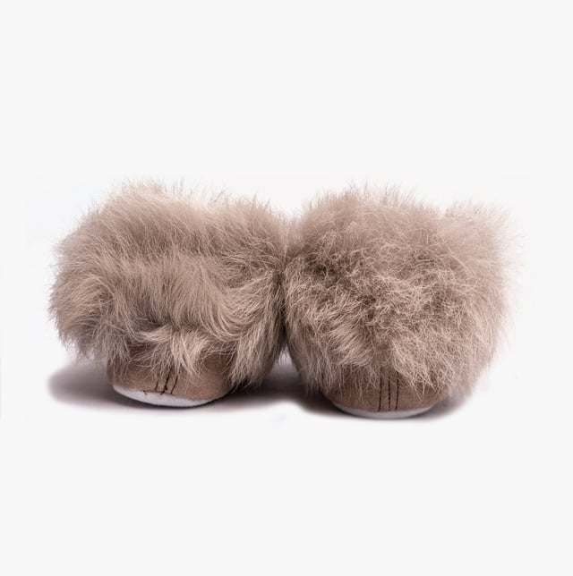Shepherd Shepherd ANNELIE Womens Sheepskin Full Slippers Stone

 Upper Material: Sheepskin

Lining Material: Sheepskin

Sole Material: Suede

Closure/Fastening: Slip-On

Features: Warm Lining

Toe Shape: Round

Shoe Width: Regular

Item Weight: 0.5 KG

Heel Height: Flat (Under 2.5cm)

Shoe Shaft Height: Low Top

Slipper Style: Full Slipper

Gift Boxed: No
Product Code: 1944025