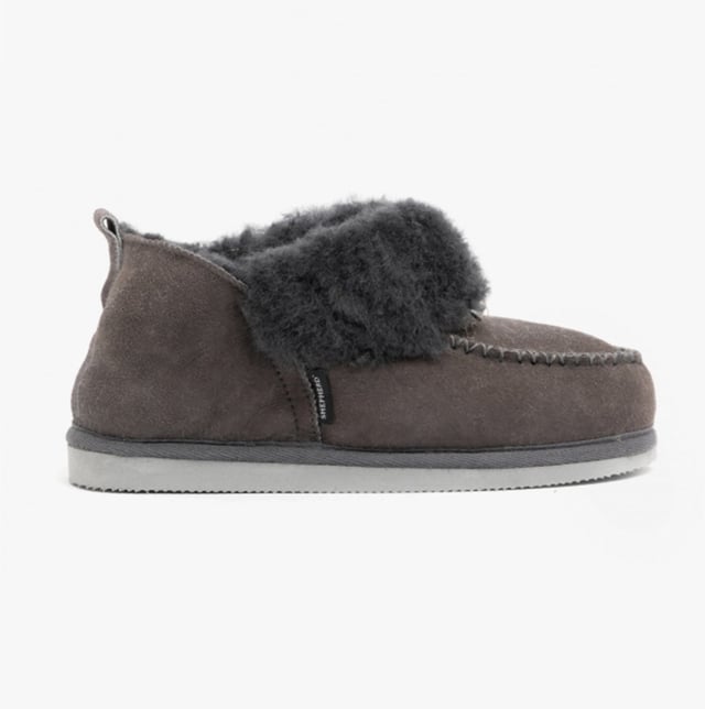 Shepherd Shepherd ALBINA Womens Sheepskin Slipper Boots Asphalt

 Upper Material: Sheepskin

Lining Material: Sheepskin

Sole Material: EVA

Closure/Fastening: Pull-On

Features: Warm Lining

Toe Shape: Round

Shoe Width: Regular

Item Weight: 0.35 KG

Heel Height: Flat (Under 2.5cm)

Shoe Shaft Height: Ankle

Slipper Style: Slipper Boot

Gift Boxed: No
Product Code: 1951065