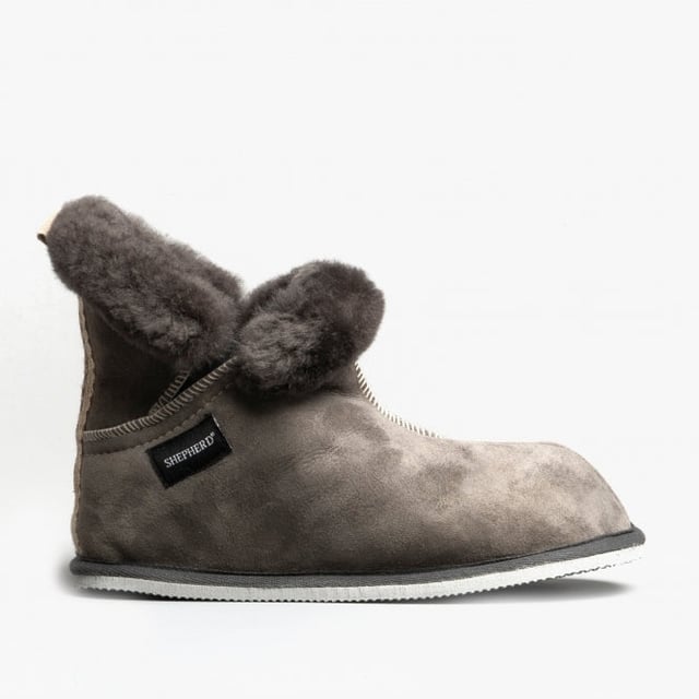 Shepherd Shepherd BELLA Womens Sheepskin Slipper Boots Asphalt

 Upper Material: Sheepskin

Lining Material: Sheepskin

Sole Material: EVA

Closure/Fastening: Pull-On

Features: Warm Lining

Toe Shape: Round

Shoe Width: Regular

Item Weight: 0.8 KG

Heel Height: Flat (Under 2.5cm)

Shoe Shaft Height: Ankle

Slipper Style: Slipper Boot

Gift Boxed: No
Product Code: 2272016