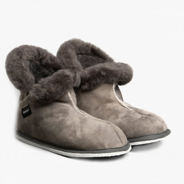 Shepherd Shepherd BELLA Womens Sheepskin Slipper Boots Asphalt

 Upper Material: Sheepskin

Lining Material: Sheepskin

Sole Material: EVA

Closure/Fastening: Pull-On

Features: Warm Lining

Toe Shape: Round

Shoe Width: Regular

Item Weight: 0.8 KG

Heel Height: Flat (Under 2.5cm)

Shoe Shaft Height: Ankle

Slipper Style: Slipper Boot

Gift Boxed: No
Product Code: 2272016