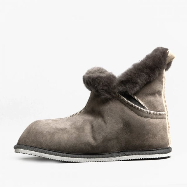 Shepherd Shepherd BELLA Womens Sheepskin Slipper Boots Asphalt

 Upper Material: Sheepskin

Lining Material: Sheepskin

Sole Material: EVA

Closure/Fastening: Pull-On

Features: Warm Lining

Toe Shape: Round

Shoe Width: Regular

Item Weight: 0.8 KG

Heel Height: Flat (Under 2.5cm)

Shoe Shaft Height: Ankle

Slipper Style: Slipper Boot

Gift Boxed: No
Product Code: 2272016