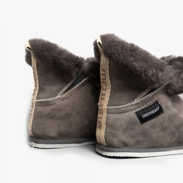 Shepherd Shepherd BELLA Womens Sheepskin Slipper Boots Asphalt

 Upper Material: Sheepskin

Lining Material: Sheepskin

Sole Material: EVA

Closure/Fastening: Pull-On

Features: Warm Lining

Toe Shape: Round

Shoe Width: Regular

Item Weight: 0.8 KG

Heel Height: Flat (Under 2.5cm)

Shoe Shaft Height: Ankle

Slipper Style: Slipper Boot

Gift Boxed: No
Product Code: 2272016