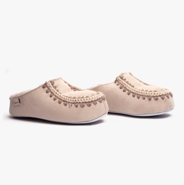 Shepherd Shepherd BEATRICE Womens Sheepskin Mules Honey

 Upper Material: Sheepskin

Lining Material: Sheepskin

Sole Material: Suede

Closure/Fastening: Slip-On

Features: Warm Lining

Toe Shape: Round

Shoe Width: Regular

Item Weight: 0.15 KG

Heel Height: Flat (Under 2.5cm)

Slipper Style: Mule

Gift Boxed: No
Product Code: 2282045