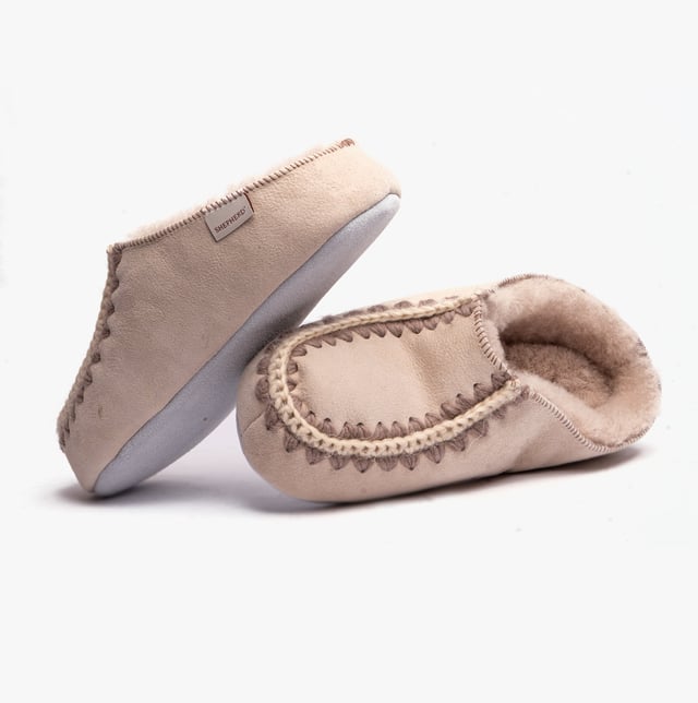 Shepherd Shepherd BEATRICE Womens Sheepskin Mules Honey

 Upper Material: Sheepskin

Lining Material: Sheepskin

Sole Material: Suede

Closure/Fastening: Slip-On

Features: Warm Lining

Toe Shape: Round

Shoe Width: Regular

Item Weight: 0.15 KG

Heel Height: Flat (Under 2.5cm)

Slipper Style: Mule

Gift Boxed: No
Product Code: 2282045