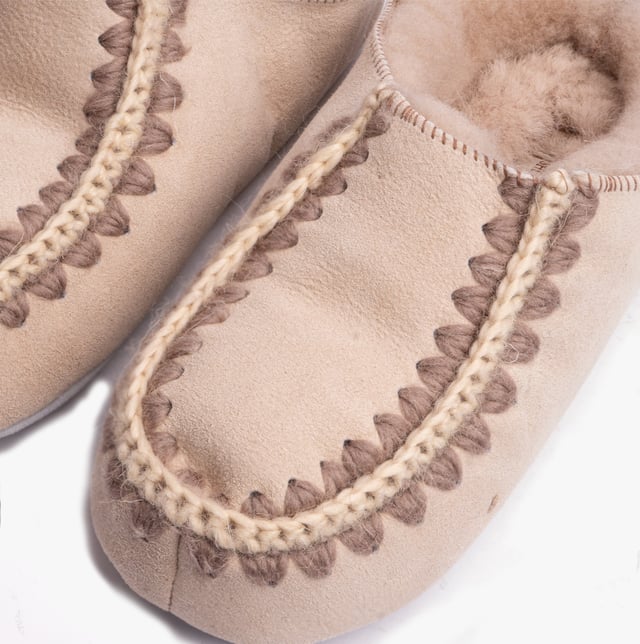 Shepherd Shepherd BEATRICE Womens Sheepskin Mules Honey

 Upper Material: Sheepskin

Lining Material: Sheepskin

Sole Material: Suede

Closure/Fastening: Slip-On

Features: Warm Lining

Toe Shape: Round

Shoe Width: Regular

Item Weight: 0.15 KG

Heel Height: Flat (Under 2.5cm)

Slipper Style: Mule

Gift Boxed: No
Product Code: 2282045