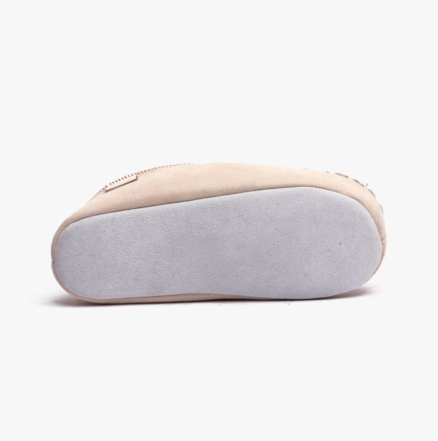 Shepherd Shepherd BEATRICE Womens Sheepskin Mules Honey

 Upper Material: Sheepskin

Lining Material: Sheepskin

Sole Material: Suede

Closure/Fastening: Slip-On

Features: Warm Lining

Toe Shape: Round

Shoe Width: Regular

Item Weight: 0.15 KG

Heel Height: Flat (Under 2.5cm)

Slipper Style: Mule

Gift Boxed: No
Product Code: 2282045