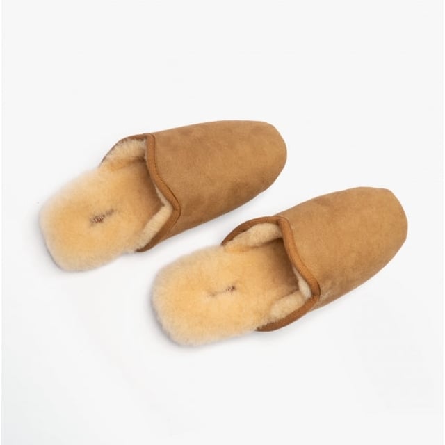 Shepherd Shepherd CLEO Womens Sheepskin Mules Chestnut

 Upper Material: Sheepskin

Lining Material: Sheepskin

Sole Material: Suede

Closure/Fastening: Slip-On

Features: Warm Lining

Toe Shape: Round

Shoe Width: Narrow

Item Weight: 0.35 KG

Heel Height: Flat (Under 2.5cm)

Slipper Style: Mule

Gift Boxed: No
Product Code: 2292056
