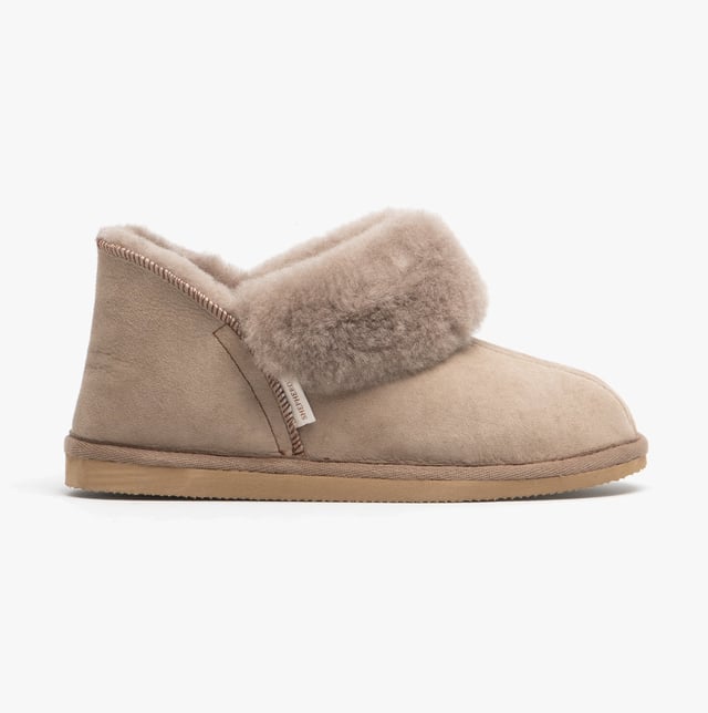 Shepherd Shepherd KARIN Womens Sheepskin Slipper Boots Stone

 Upper Material: Sheepskin

Lining Material: Sheepskin

Sole Material: EVA

Closure/Fastening: Pull-On

Features: Warm Lining

Toe Shape: Round

Shoe Width: Regular

Item Weight: 0.58 KG

Heel Height: Flat (Under 2.5cm)

Shoe Shaft Height: Ankle

Slipper Style: Slipper Boot

Gift Boxed: No
Product Code: 464025