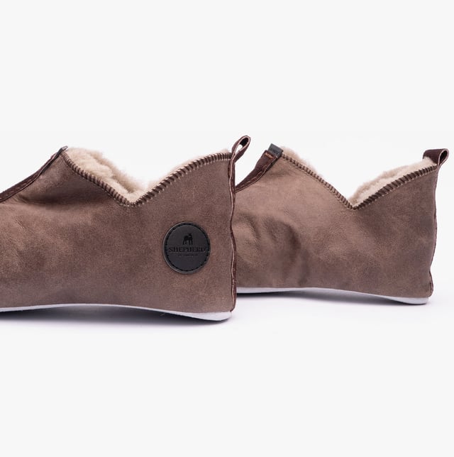 Shepherd Shepherd LINA Womens Sheepskin Slipper Boots Oiled Antique

 Upper Material: Sheepskin

Lining Material: Sheepskin

Sole Material: Suede

Closure/Fastening: Pull-On

Features: Warm Lining

Toe Shape: Round

Shoe Width: Regular

Item Weight: 0.5 KG

Heel Height: Flat (Under 2.5cm)

Shoe Shaft Height: Ankle

Slipper Style: Slipper Boot

Gift Boxed: No
Product Code: 6202253
