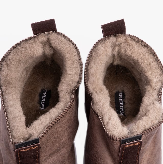 Shepherd Shepherd LINA Womens Sheepskin Slipper Boots Oiled Antique

 Upper Material: Sheepskin

Lining Material: Sheepskin

Sole Material: Suede

Closure/Fastening: Pull-On

Features: Warm Lining

Toe Shape: Round

Shoe Width: Regular

Item Weight: 0.5 KG

Heel Height: Flat (Under 2.5cm)

Shoe Shaft Height: Ankle

Slipper Style: Slipper Boot

Gift Boxed: No
Product Code: 6202253
