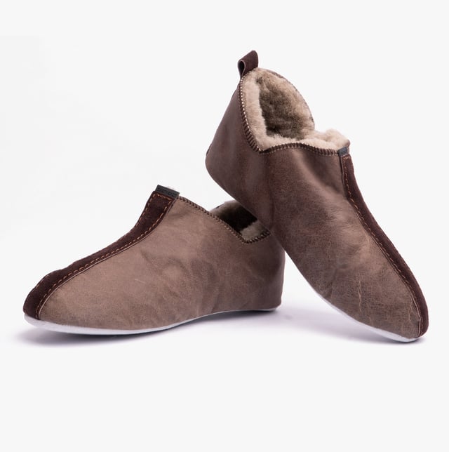 Shepherd Shepherd LINA Womens Sheepskin Slipper Boots Oiled Antique

 Upper Material: Sheepskin

Lining Material: Sheepskin

Sole Material: Suede

Closure/Fastening: Pull-On

Features: Warm Lining

Toe Shape: Round

Shoe Width: Regular

Item Weight: 0.5 KG

Heel Height: Flat (Under 2.5cm)

Shoe Shaft Height: Ankle

Slipper Style: Slipper Boot

Gift Boxed: No
Product Code: 6202253
