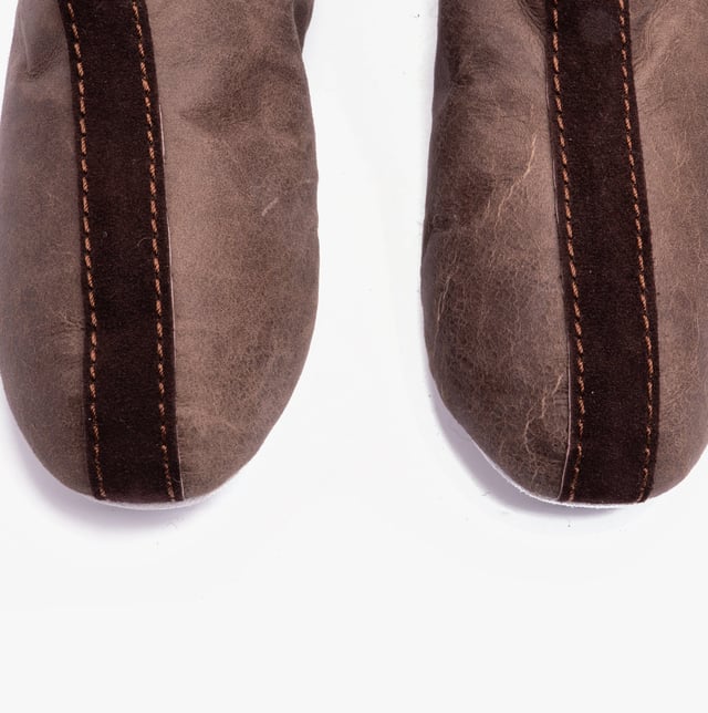 Shepherd Shepherd LINA Womens Sheepskin Slipper Boots Oiled Antique

 Upper Material: Sheepskin

Lining Material: Sheepskin

Sole Material: Suede

Closure/Fastening: Pull-On

Features: Warm Lining

Toe Shape: Round

Shoe Width: Regular

Item Weight: 0.5 KG

Heel Height: Flat (Under 2.5cm)

Shoe Shaft Height: Ankle

Slipper Style: Slipper Boot

Gift Boxed: No
Product Code: 6202253