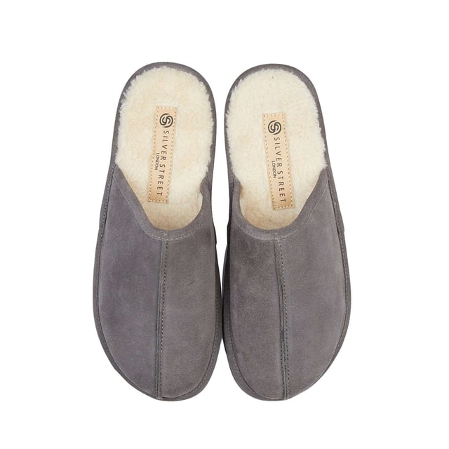 Silver Street London Silver Street London SMITHFIELD Mens Slippers Grey

 Upper Material: Suede

Sole Material: Rubber

Closure/Fastening: Slip-On

Features: Comfort,Warm Lining

Toe Shape: Round

Shoe Width: Regular

Item Weight: 0.7 KG

Heel Height: Flat (Under 2.5cm)

Slipper Style: Mule

Gift Boxed: No
Product Code: Q275GR