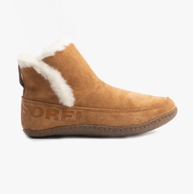 Sorel Sorel NAKISKA Womens Slippers Camel Brown/Natural

 Upper Material: Suede

Lining Material: Faux Fur

Sole Material: Rubber

Closure/Fastening: Pull-On

Features: Comfort,Warm Lining

Toe Shape: Round

Shoe Width: Regular

Item Weight: 0.64 KG

Heel Height: Flat (Under 2.5cm)

Shoe Shaft Height: Ankle

Slipper Style: Slipper Boot

Gift Boxed: No
Product Code: 1876141224