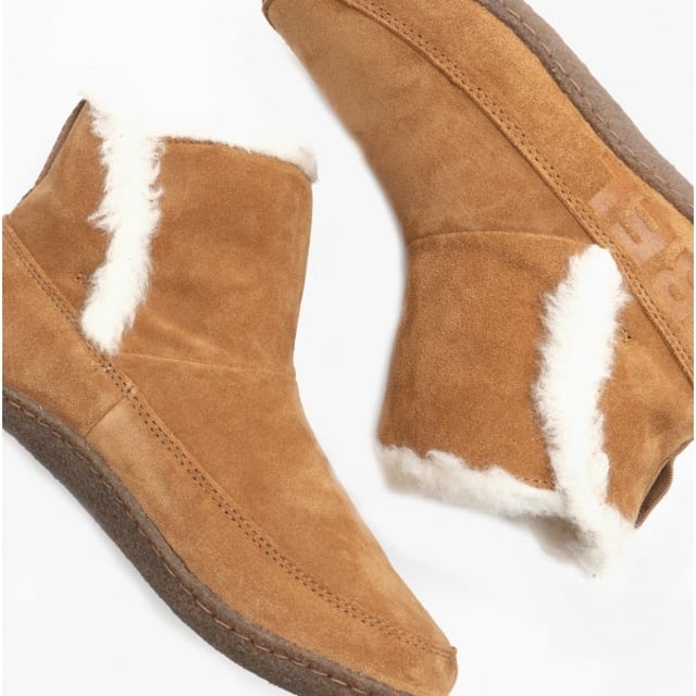 Sorel Sorel NAKISKA Womens Slippers Camel Brown/Natural

 Upper Material: Suede

Lining Material: Faux Fur

Sole Material: Rubber

Closure/Fastening: Pull-On

Features: Comfort,Warm Lining

Toe Shape: Round

Shoe Width: Regular

Item Weight: 0.64 KG

Heel Height: Flat (Under 2.5cm)

Shoe Shaft Height: Ankle

Slipper Style: Slipper Boot

Gift Boxed: No
Product Code: 1876141224