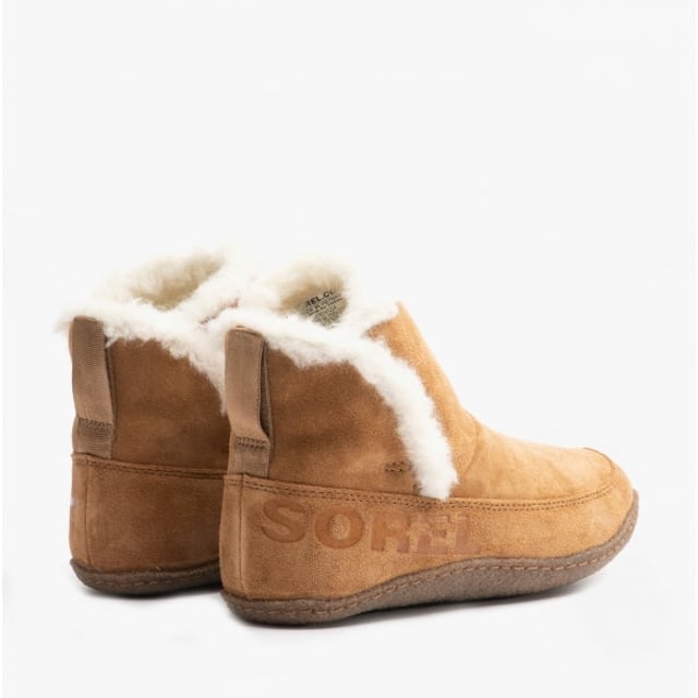 Sorel Sorel NAKISKA Womens Slippers Camel Brown/Natural

 Upper Material: Suede

Lining Material: Faux Fur

Sole Material: Rubber

Closure/Fastening: Pull-On

Features: Comfort,Warm Lining

Toe Shape: Round

Shoe Width: Regular

Item Weight: 0.64 KG

Heel Height: Flat (Under 2.5cm)

Shoe Shaft Height: Ankle

Slipper Style: Slipper Boot

Gift Boxed: No
Product Code: 1876141224