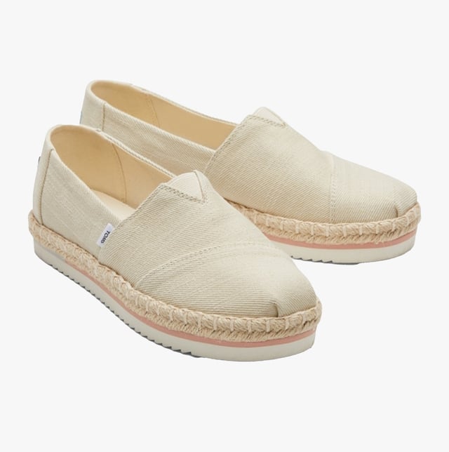 TOMS ALPARGATA PLATFORM ROPE Ladies Slip-On Canvas Espadrilles Natural

 Upper Material: Cotton

Lining Material: Cotton

Sole Material: Synthetic

Closure/Fastening: Slip-On

Features: Comfort

Toe Shape: Round

Shoe Width: Regular

Item Weight: 0.607 KG

Heel Height: Flat (Under 2.5cm)

Sandal Style: Sandals

Gift Boxed: No
Product Code: 10017830