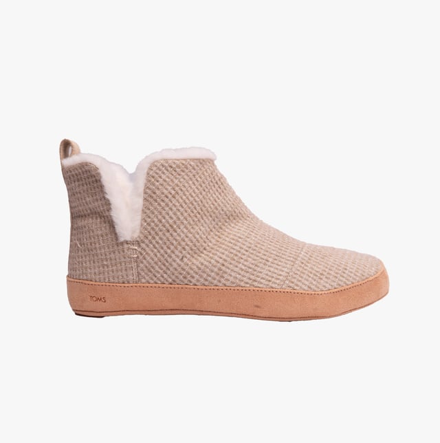 TOMS TOMS LOLA Womens Slippers Oatmeal

 Upper Material: Textile

Sole Material: Polyester

Closure/Fastening: Pull-On

Features: Vegan,Warm Lining

Toe Shape: Round

Shoe Width: Relaxed

Item Weight: 0.5 KG

Heel Height: Flat (Under 2.5cm)

Slipper Style: Slipper Boot
Product Code: 10020153