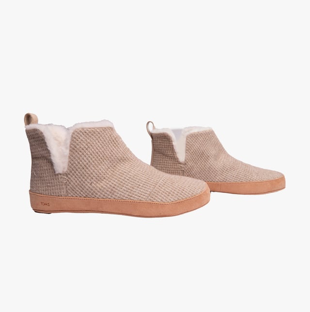 TOMS TOMS LOLA Womens Slippers Oatmeal

 Upper Material: Textile

Sole Material: Polyester

Closure/Fastening: Pull-On

Features: Vegan,Warm Lining

Toe Shape: Round

Shoe Width: Relaxed

Item Weight: 0.5 KG

Heel Height: Flat (Under 2.5cm)

Slipper Style: Slipper Boot
Product Code: 10020153
