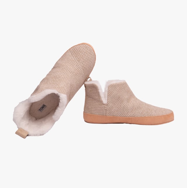 TOMS TOMS LOLA Womens Slippers Oatmeal

 Upper Material: Textile

Sole Material: Polyester

Closure/Fastening: Pull-On

Features: Vegan,Warm Lining

Toe Shape: Round

Shoe Width: Relaxed

Item Weight: 0.5 KG

Heel Height: Flat (Under 2.5cm)

Slipper Style: Slipper Boot
Product Code: 10020153