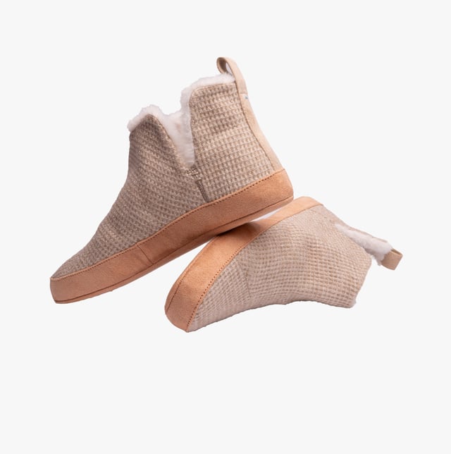TOMS TOMS LOLA Womens Slippers Oatmeal

 Upper Material: Textile

Sole Material: Polyester

Closure/Fastening: Pull-On

Features: Vegan,Warm Lining

Toe Shape: Round

Shoe Width: Relaxed

Item Weight: 0.5 KG

Heel Height: Flat (Under 2.5cm)

Slipper Style: Slipper Boot
Product Code: 10020153