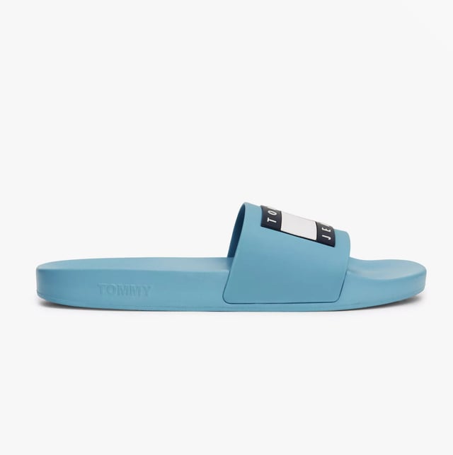 Tommy Hilfiger TJ POOL SLIDES Mens Slides Skyscrape Blue

 Upper Material: TPR

Lining Material: Rubber

Sole Material: EVA

Closure/Fastening: Slip-On

Features: Comfort,Breathable

Shoe Width: Regular

Item Weight: 1 KG

Heel Height: Flat (Under 2.5cm)

Sandal Style: Sandals

Gift Boxed: No
Product Code: EM0EM01191CZC