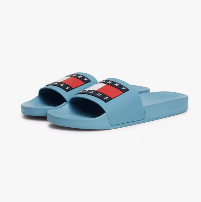 Tommy Hilfiger TJ POOL SLIDES Mens Slides Skyscrape Blue

 Upper Material: TPR

Lining Material: Rubber

Sole Material: EVA

Closure/Fastening: Slip-On

Features: Comfort,Breathable

Shoe Width: Regular

Item Weight: 1 KG

Heel Height: Flat (Under 2.5cm)

Sandal Style: Sandals

Gift Boxed: No
Product Code: EM0EM01191CZC