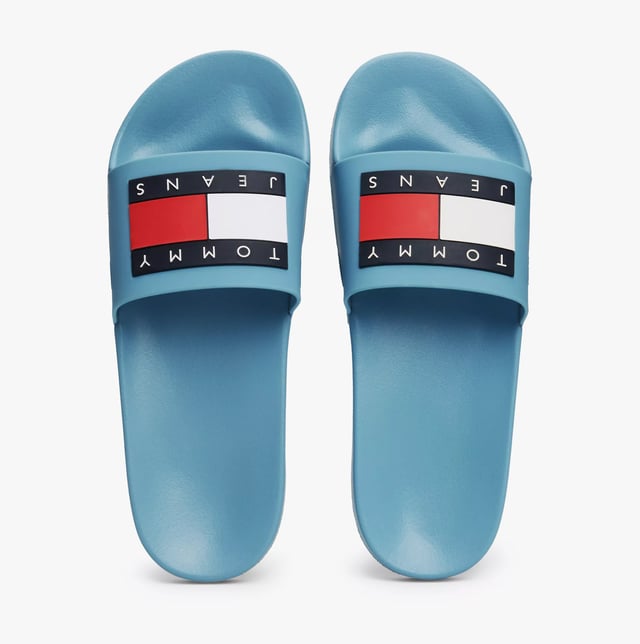 Tommy Hilfiger TJ POOL SLIDES Mens Slides Skyscrape Blue

 Upper Material: TPR

Lining Material: Rubber

Sole Material: EVA

Closure/Fastening: Slip-On

Features: Comfort,Breathable

Shoe Width: Regular

Item Weight: 1 KG

Heel Height: Flat (Under 2.5cm)

Sandal Style: Sandals

Gift Boxed: No
Product Code: EM0EM01191CZC