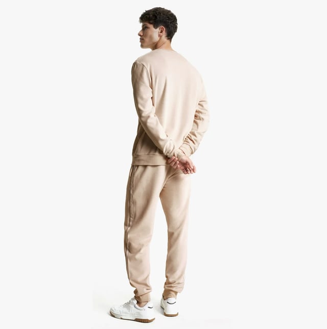 Tommy Hilfiger TH ESTABLISHED Mens Velour Lounge Sweatshirt Cashmere Creme Tommy Hilfiger Tommy Hilfiger TH ESTABLISHED Mens Velour Lounge Sweatshirt Cashmere Creme
Closure/Fastening: Pull-On
Features: Comfort,Lightweight
Item Weight: 1 KG
Clothing Fit: Regular
Single Or Multi Pack?: Single
Gift Boxed: No
Material Composition: 62% Cotton, 34% Polyester, 4% Elastane
Clothing Features: Stretch Cotton Blend Velour | Crew Neck | Rib-knit Cuffs and Hem | Contrast Tape on Arms
Product Code: UM0UM03010ABH