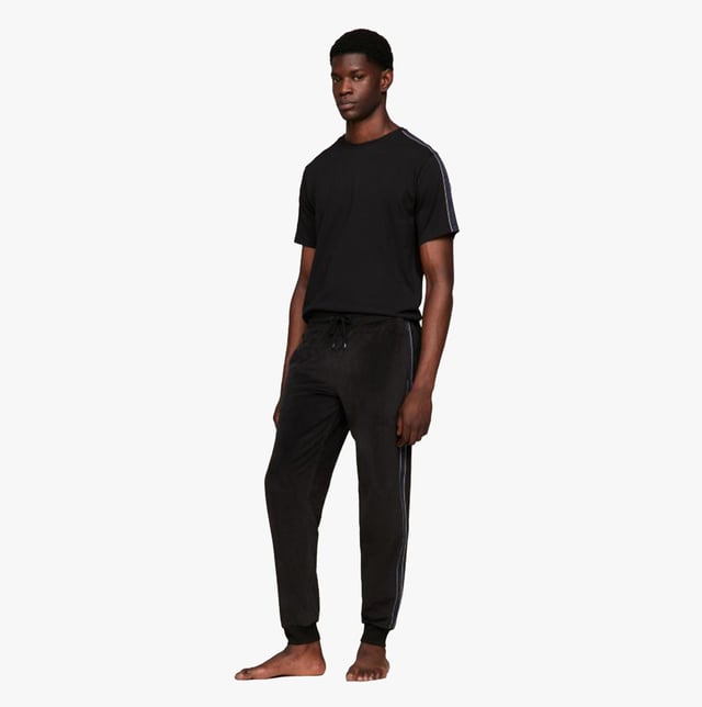 Tommy Hilfiger TH ESTABLISHED Mens Ribbed Velour Lounge Joggers Black Tommy Hilfiger Tommy Hilfiger TH ESTABLISHED Mens Ribbed Velour Lounge Joggers Black
Closure/Fastening: Pull-On
Features: Comfort,Lightweight
Item Weight: 1 KG
Clothing Fit: Regular
Single Or Multi Pack?: Single
Gift Boxed: No
Material Composition: 62% Cotton, 34% Polyester, 4% Elastane
Clothing Features: Ribbed Texture | Stretch Cotton Blend Velour | Elasticated Drawstring Waist | Cuffed Leg
Product Code: UM0UM03014BDS