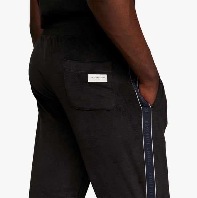 Tommy Hilfiger TH ESTABLISHED Mens Ribbed Velour Lounge Joggers Black Tommy Hilfiger Tommy Hilfiger TH ESTABLISHED Mens Ribbed Velour Lounge Joggers Black
Closure/Fastening: Pull-On
Features: Comfort,Lightweight
Item Weight: 1 KG
Clothing Fit: Regular
Single Or Multi Pack?: Single
Gift Boxed: No
Material Composition: 62% Cotton, 34% Polyester, 4% Elastane
Clothing Features: Ribbed Texture | Stretch Cotton Blend Velour | Elasticated Drawstring Waist | Cuffed Leg
Product Code: UM0UM03014BDS
