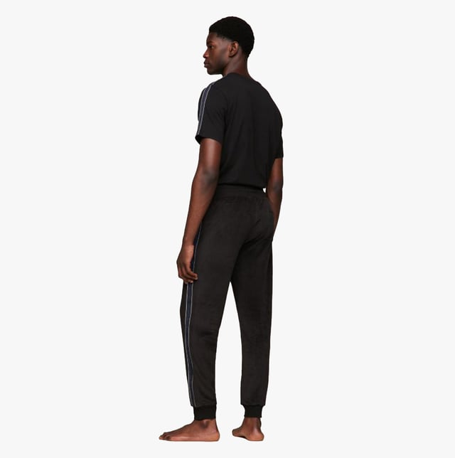 Tommy Hilfiger TH ESTABLISHED Mens Ribbed Velour Lounge Joggers Black Tommy Hilfiger Tommy Hilfiger TH ESTABLISHED Mens Ribbed Velour Lounge Joggers Black
Closure/Fastening: Pull-On
Features: Comfort,Lightweight
Item Weight: 1 KG
Clothing Fit: Regular
Single Or Multi Pack?: Single
Gift Boxed: No
Material Composition: 62% Cotton, 34% Polyester, 4% Elastane
Clothing Features: Ribbed Texture | Stretch Cotton Blend Velour | Elasticated Drawstring Waist | Cuffed Leg
Product Code: UM0UM03014BDS