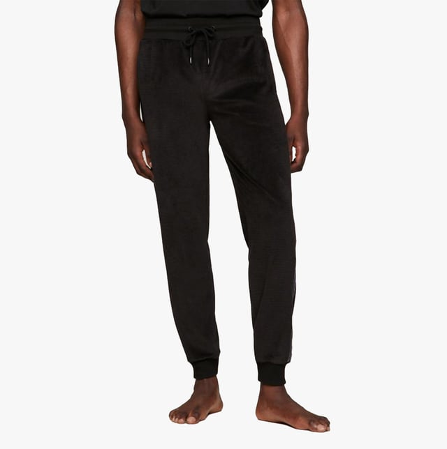 Tommy Hilfiger TH ESTABLISHED Mens Ribbed Velour Lounge Joggers Black Tommy Hilfiger Tommy Hilfiger TH ESTABLISHED Mens Ribbed Velour Lounge Joggers Black
Closure/Fastening: Pull-On
Features: Comfort,Lightweight
Item Weight: 1 KG
Clothing Fit: Regular
Single Or Multi Pack?: Single
Gift Boxed: No
Material Composition: 62% Cotton, 34% Polyester, 4% Elastane
Clothing Features: Ribbed Texture | Stretch Cotton Blend Velour | Elasticated Drawstring Waist | Cuffed Leg
Product Code: UM0UM03014BDS