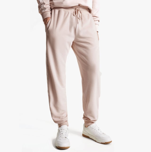 Tommy Hilfiger TH ESTABLISHED Mens Ribbed Velour Lounge Joggers Cashmere Creme Tommy Hilfiger Tommy Hilfiger TH ESTABLISHED Mens Ribbed Velour Lounge Joggers Cashmere Creme
Closure/Fastening: Pull-On
Features: Comfort,Lightweight
Item Weight: 1 KG
Clothing Fit: Regular
Single Or Multi Pack?: Single
Gift Boxed: No
Material Composition: 62% Cotton, 34% Polyester, 4% Elastane
Clothing Features: Ribbed Texture | Stretch Cotton Blend Velour | Elasticated Drawstring Waist
Product Code: UM0UM03014ABH