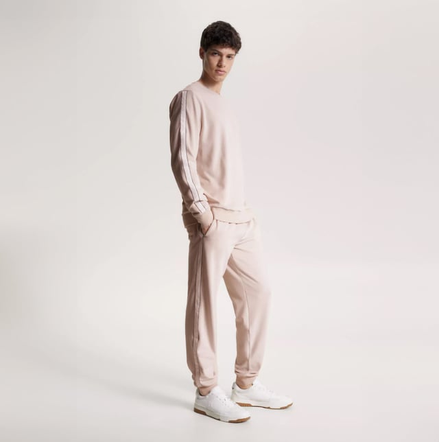 Tommy Hilfiger TH ESTABLISHED Mens Ribbed Velour Lounge Joggers Cashmere Creme Tommy Hilfiger Tommy Hilfiger TH ESTABLISHED Mens Ribbed Velour Lounge Joggers Cashmere Creme
Closure/Fastening: Pull-On
Features: Comfort,Lightweight
Item Weight: 1 KG
Clothing Fit: Regular
Single Or Multi Pack?: Single
Gift Boxed: No
Material Composition: 62% Cotton, 34% Polyester, 4% Elastane
Clothing Features: Ribbed Texture | Stretch Cotton Blend Velour | Elasticated Drawstring Waist
Product Code: UM0UM03014ABH