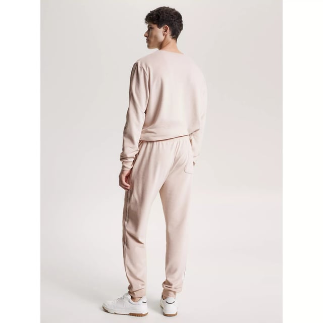 Tommy Hilfiger TH ESTABLISHED Mens Ribbed Velour Lounge Joggers Cashmere Creme Tommy Hilfiger Tommy Hilfiger TH ESTABLISHED Mens Ribbed Velour Lounge Joggers Cashmere Creme
Closure/Fastening: Pull-On
Features: Comfort,Lightweight
Item Weight: 1 KG
Clothing Fit: Regular
Single Or Multi Pack?: Single
Gift Boxed: No
Material Composition: 62% Cotton, 34% Polyester, 4% Elastane
Clothing Features: Ribbed Texture | Stretch Cotton Blend Velour | Elasticated Drawstring Waist
Product Code: UM0UM03014ABH