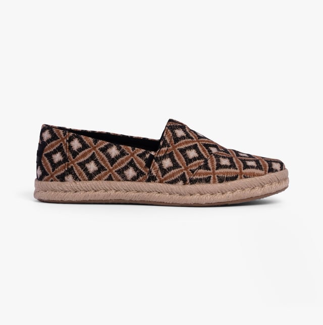 TOMS ALPARGATA ROPE 2.0 Womens Espadrilles Geo Black

 Upper Material: Textile

Lining Material: Canvas

Sole Material: Rubber

Closure/Fastening: Slip-On

Features: Comfort,Lightweight

Toe Shape: Round

Shoe Width: Regular

Item Weight: 0.5 KG

Heel Height: Flat (Under 2.5cm)

Shoe Shaft Height: Low Top

Shoe Style: Espadrille

Trainer Style: Plimsolls

Gift Boxed: No
Product Code: 10020700