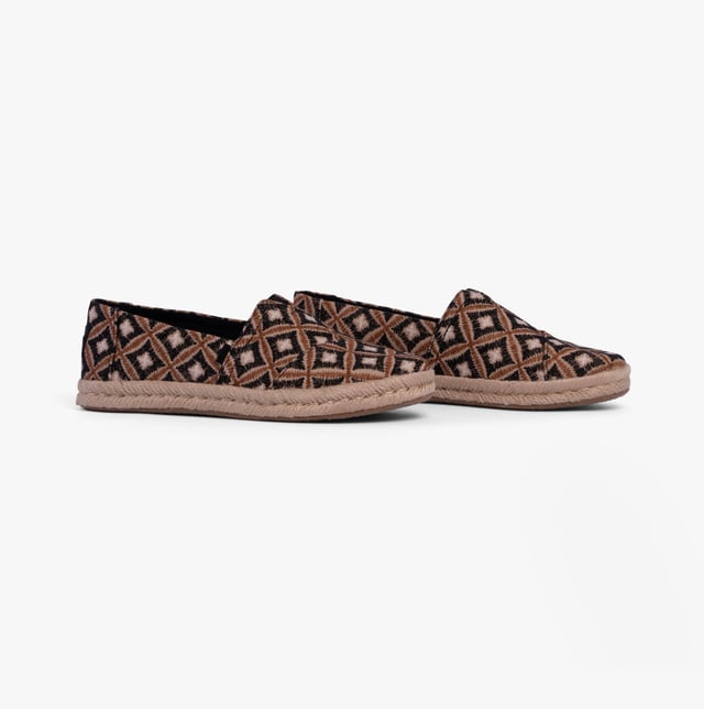 TOMS ALPARGATA ROPE 2.0 Womens Espadrilles Geo Black

 Upper Material: Textile

Lining Material: Canvas

Sole Material: Rubber

Closure/Fastening: Slip-On

Features: Comfort,Lightweight

Toe Shape: Round

Shoe Width: Regular

Item Weight: 0.5 KG

Heel Height: Flat (Under 2.5cm)

Shoe Shaft Height: Low Top

Shoe Style: Espadrille

Trainer Style: Plimsolls

Gift Boxed: No
Product Code: 10020700