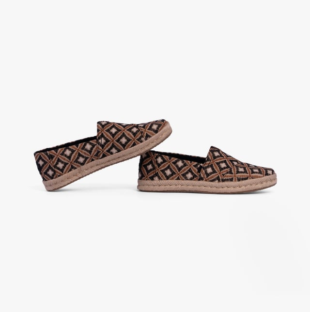 TOMS ALPARGATA ROPE 2.0 Womens Espadrilles Geo Black

 Upper Material: Textile

Lining Material: Canvas

Sole Material: Rubber

Closure/Fastening: Slip-On

Features: Comfort,Lightweight

Toe Shape: Round

Shoe Width: Regular

Item Weight: 0.5 KG

Heel Height: Flat (Under 2.5cm)

Shoe Shaft Height: Low Top

Shoe Style: Espadrille

Trainer Style: Plimsolls

Gift Boxed: No
Product Code: 10020700
