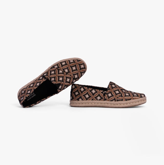 TOMS ALPARGATA ROPE 2.0 Womens Espadrilles Geo Black

 Upper Material: Textile

Lining Material: Canvas

Sole Material: Rubber

Closure/Fastening: Slip-On

Features: Comfort,Lightweight

Toe Shape: Round

Shoe Width: Regular

Item Weight: 0.5 KG

Heel Height: Flat (Under 2.5cm)

Shoe Shaft Height: Low Top

Shoe Style: Espadrille

Trainer Style: Plimsolls

Gift Boxed: No
Product Code: 10020700