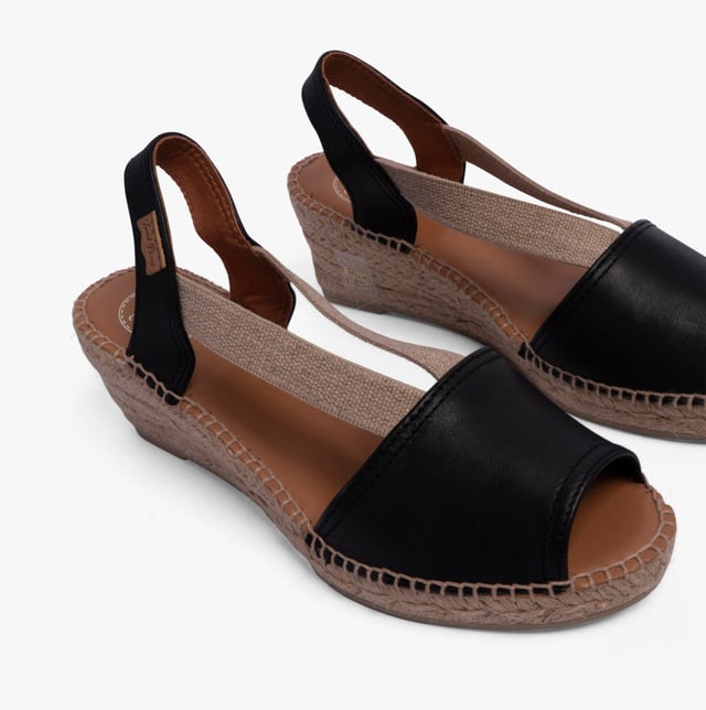 TEIDE-P Womens Espadrille Sandals Black Toni Pons TEIDE-P Womens Espadrille Sandals Black
Upper Material: Leather
Lining Material: Leather
Sole Material: Rubber
Closure/Fastening: Slip-On
Features: Comfort,Breathable
Heel Type: Wedge
Shoe Width: Regular
Item Weight: 1 KG
Heel Height: Low (2.5-4.9cm)
Sandal Style: Sandals
Gift Boxed: No
Product Code: TEIDE-P-BLACK