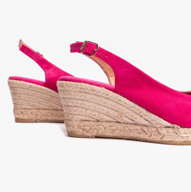 Toni Pons BREMEN Womens Espadrille Fuchsia

 Upper Material: Suede

Lining Material: Textile

Closure/Fastening: Buckle

Features: Comfort,Slip Resistant

Heel Type: Wedge

Toe Shape: Round

Shoe Width: Regular

Item Weight: 1 KG

Heel Height: High (7.5-9.9cm)

Sandal Style: Closed Toe

Gift Boxed: No
Product Code: BREMEN-FUCHSIA