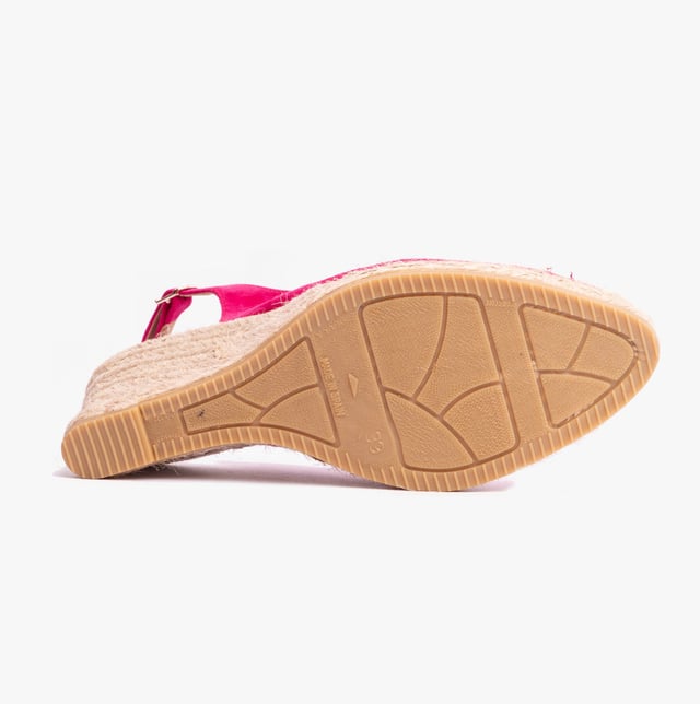 Toni Pons BREMEN Womens Espadrille Fuchsia

 Upper Material: Suede

Lining Material: Textile

Closure/Fastening: Buckle

Features: Comfort,Slip Resistant

Heel Type: Wedge

Toe Shape: Round

Shoe Width: Regular

Item Weight: 1 KG

Heel Height: High (7.5-9.9cm)

Sandal Style: Closed Toe

Gift Boxed: No
Product Code: BREMEN-FUCHSIA