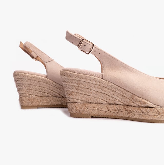 Toni Pons BREMEN Womens Espadrilles Stone

 Upper Material: Suede

Lining Material: Textile

Sole Material: Rubber

Closure/Fastening: Buckle

Features: Comfort,Breathable

Heel Type: Wedge

Toe Shape: Round

Shoe Width: Regular

Item Weight: 1 KG

Heel Height: Medium (5-7.4cm)

Sandal Style: Sandals

Gift Boxed: No
Product Code: BREMEN-STONE