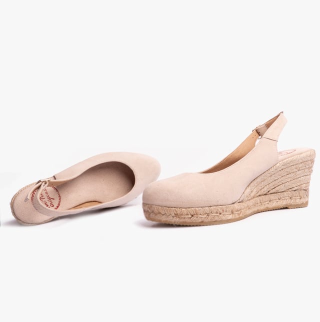 Toni Pons BREMEN Womens Espadrilles Stone

 Upper Material: Suede

Lining Material: Textile

Sole Material: Rubber

Closure/Fastening: Buckle

Features: Comfort,Breathable

Heel Type: Wedge

Toe Shape: Round

Shoe Width: Regular

Item Weight: 1 KG

Heel Height: Medium (5-7.4cm)

Sandal Style: Sandals

Gift Boxed: No
Product Code: BREMEN-STONE